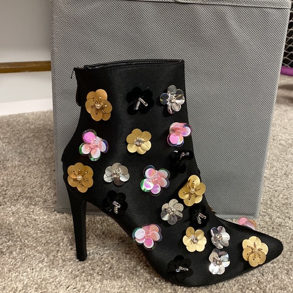 💛💛Cape Robbin floral black booties - Picture 2 of 7
